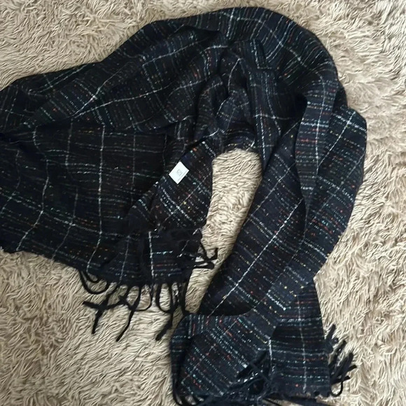 Pretty Persuasions Extra large wrap scarf - Picture 2 of 3